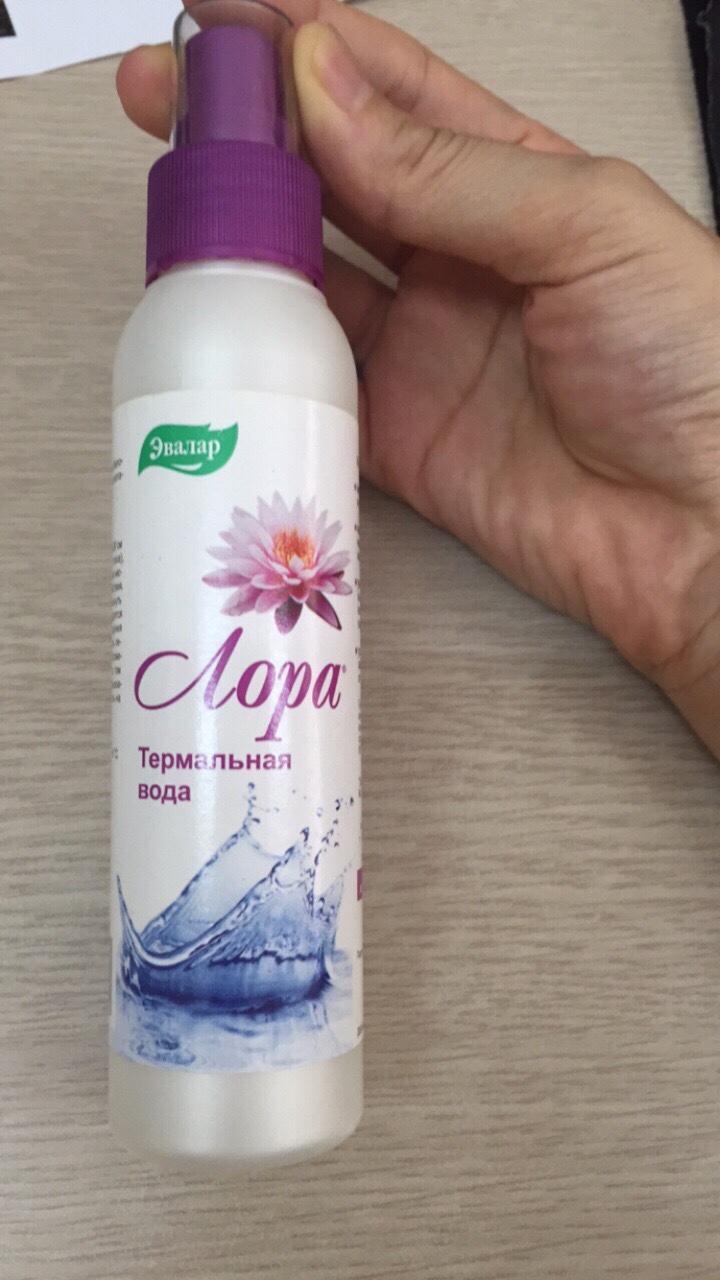 Xịt khoáng cao cấp Lora Therma Aqua cung cấp vitamin, dưỡng ẩm làm dịu da chống kích ứng, bảo vệ da